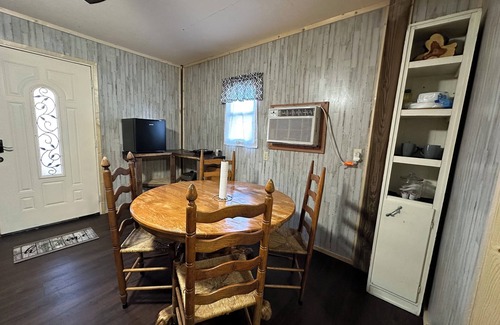 Lupton City Alquiler De RV | The Ole Place ; Cozy cabin in charming Whitwell with AC