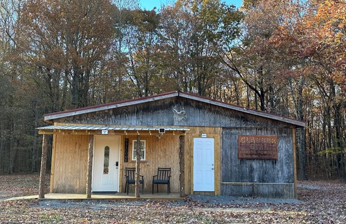 Lupton City Alquiler De RV | The Ole Place ; Cozy cabin in charming Whitwell with AC