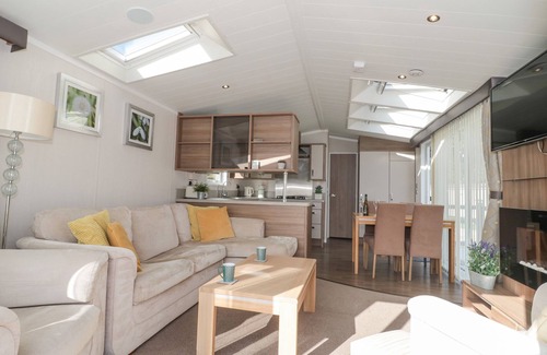 New Forest District Cabaña | THE OLIVE LODGE, 227 SYCAMORE, pet friendly, with pool in New Milton
