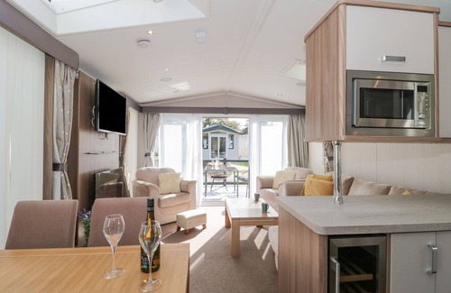 New Forest District Cabaña | THE OLIVE LODGE, 227 SYCAMORE, pet friendly, with pool in New Milton