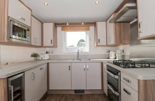 New Forest District Cabaña | THE OLIVE LODGE, 227 SYCAMORE, pet friendly, with pool in New Milton