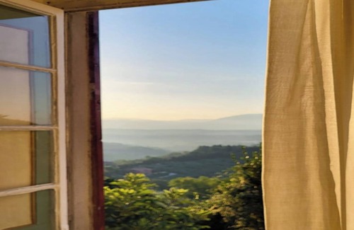 Montelaguardia Casa | El Olivella, antigua casa parroquial de 1.600 olivos y hierbas, con piscina,