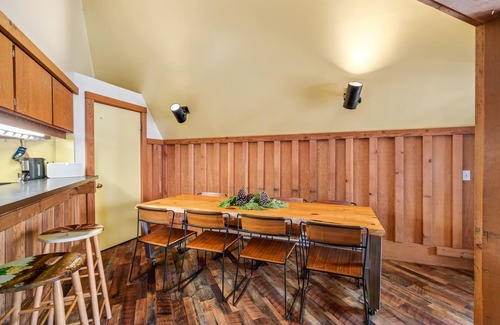 Bear Valley Cabina | The only Bear Valley lakefront + beachfront cabin with ski in-out access