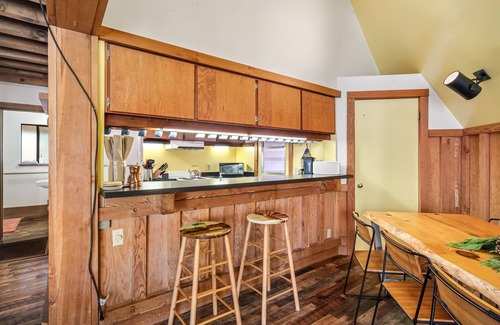 Bear Valley Cabina | The only Bear Valley lakefront + beachfront cabin with ski in-out access