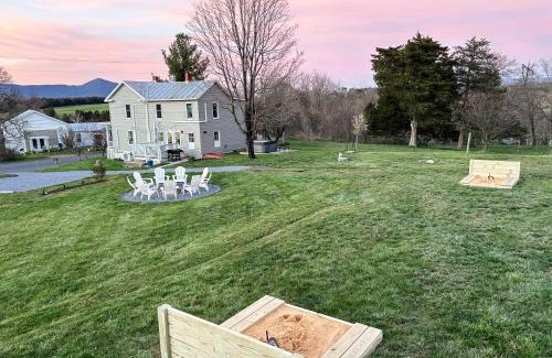 Luray Casa | The Orchard, a family friendly home- hot tub, fire pit, yard games