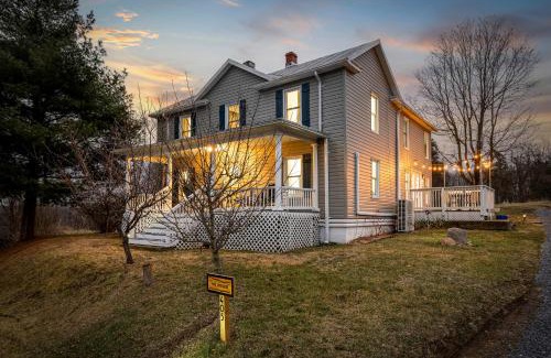 Luray Casa | The Orchard, a family friendly home- hot tub, fire pit, yard games