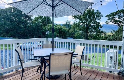 Luray Casa | The Orchard, a family friendly home- hot tub, fire pit, yard games