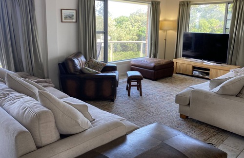 East Ballina Casa | The Original Beach Hilday Home. Listen to the waves and watch the whales in bed.