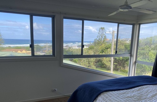 East Ballina Casa | The Original Beach Hilday Home. Listen to the waves and watch the whales in bed.