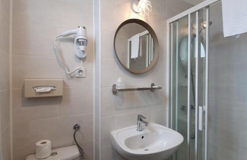 Saint-Hilaire-Saint-Florent Hotel | The Originals Access, Hotel Le Canter Saumur
