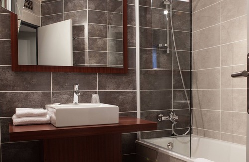 Saint-Jean-de-Vedas Hotel | The Originals City, Le Mas de Grille
