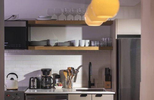 Downtown Montreal Apartamento | The Oslo – A Modern 4-Bedroom Apartment in Downtown Montreal with Parking