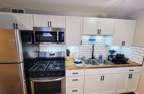 Ottawa Casa | The Ottawa Escape! King Bed. Pet Friendly! Close to downtown.
