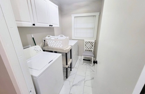 Ottawa Casa | The Ottawa Escape! King Bed. Pet Friendly! Close to downtown.