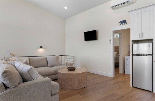 Smithville Apartamento | The Otterbox Skyloft ,a luxury guest house at the lake, indoor hot tub , darts