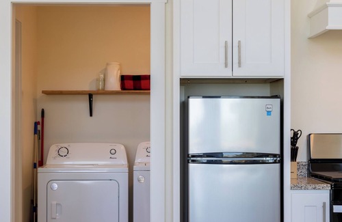 Smithville Apartamento | The Otterbox Skyloft ,a luxury guest house at the lake, indoor hot tub , darts