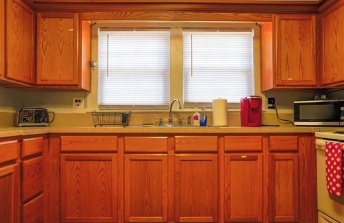 Bluewell Casa | The Outlaw Lodge/Spacious 4-bedroom house in lovely Bluefield with AC, WiFi