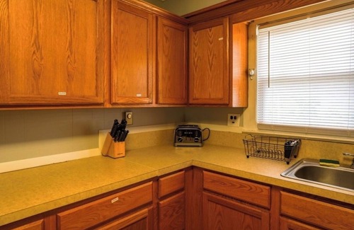 Bluewell Casa | The Outlaw Lodge/Spacious 4-bedroom house in lovely Bluefield with AC, WiFi