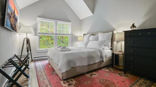 Tannersville Casa | The Outpost Camelback Walk to Ski, Swim, and Fun!