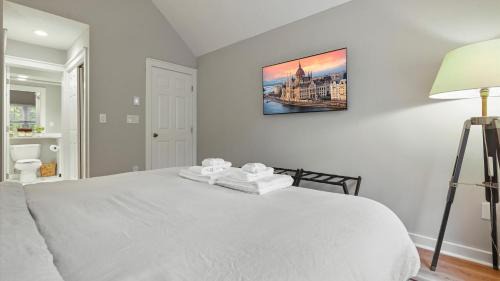 Tannersville Casa | The Outpost Camelback Walk to Ski, Swim, and Fun!