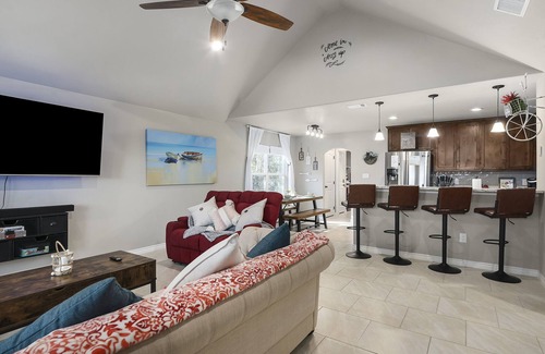 Canyon Lake Cabaña | The Overlook Cottage | Serene Spa | Mini Lake View