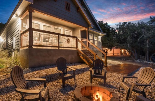 Canyon Lake Casa | The Overlook Cottage . King Bed . Mini Lake View