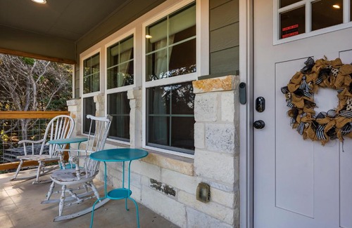 Canyon Lake Casa | The Overlook Cottage . King Bed . Mini Lake View
