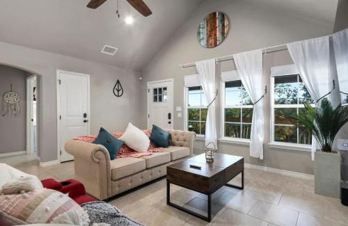 Canyon Lake Casa | The Overlook Cottage . King Bed . Mini Lake View