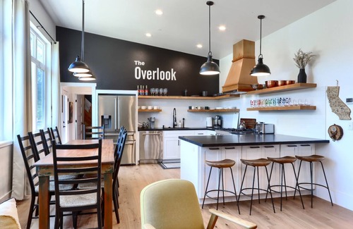 Mariposa Casa | The Overlook, modern home in town with AC, WiFi, Bocci Ball