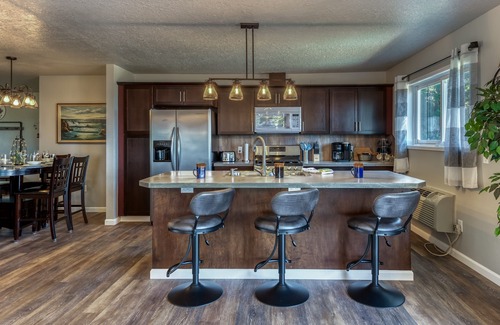 Lincoln City Casa | The Pacific Lookout Sleeps 6, Hot Tub, Pet Friendly, Ocean View, EV Charger