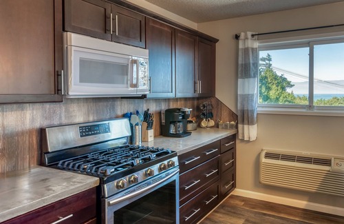 Lincoln City Casa | The Pacific Lookout Sleeps 6, Hot Tub, Pet Friendly, Ocean View, EV Charger
