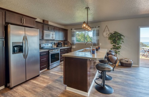 Lincoln City Casa | The Pacific Lookout Sleeps 6, Hot Tub, Pet Friendly, Ocean View, EV Charger
