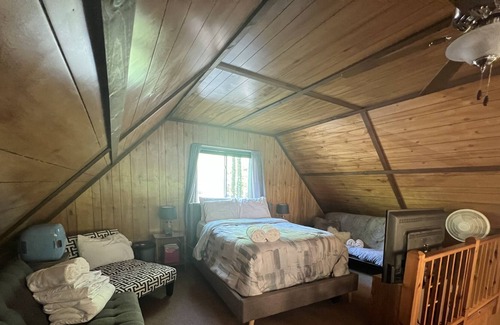 Lake Ariel Chalet De Esquí | The Palatzio Getaway! Cozy 2 bedroom with oversized Loft Chalet!