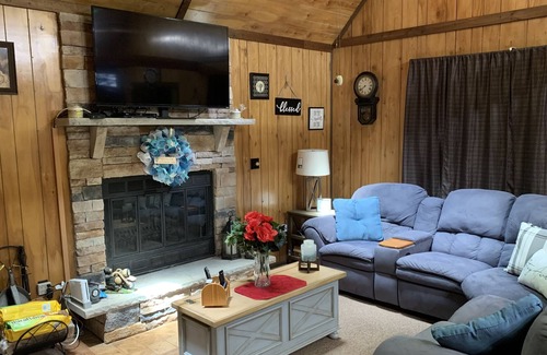 Lake Ariel Chalet De Esquí | The Palatzio Getaway! Cozy 2 bedroom with oversized Loft Chalet!