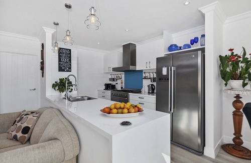 Orewa Casa | THE PALM RETREAT - OREWA HOLIDAY HOME, family friendly in Orewa