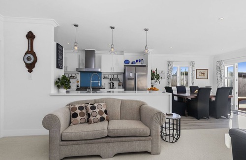 Orewa Casa | THE PALM RETREAT - OREWA HOLIDAY HOME, family friendly in Orewa
