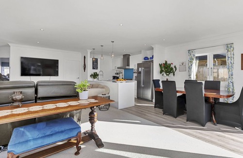 Orewa Casa | THE PALM RETREAT - OREWA HOLIDAY HOME, family friendly in Orewa