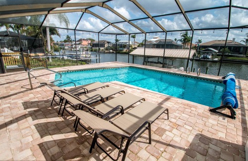 Apollo Beach Casa | The Palm Tree (bañera de hidromasaje, piscina climatizada GRATUITA, kayaks, bote de remos y bicicletas)