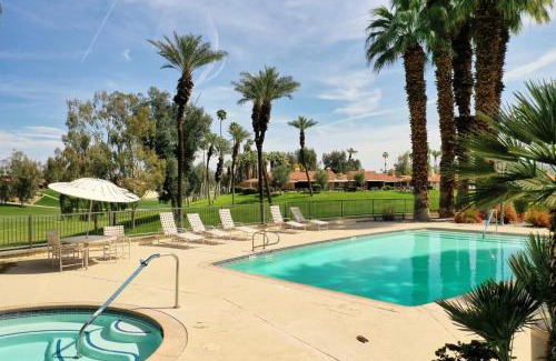 Palm Desert Casa | The Palmer Monterey Country Club Hole 6 Resort Amenities