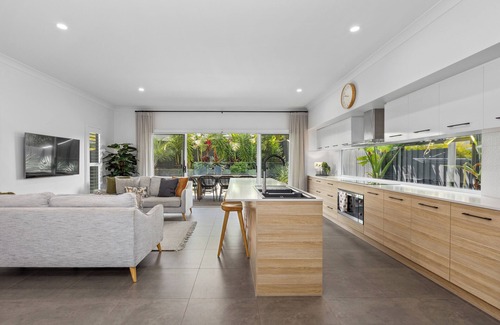 Kingscliff Casa | 'The Palms on Nautilus' - Beach house on the park & sea