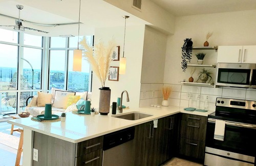 Northwest Apartamento | THE PARADISE PLACE! Luxurious Entire 1 Bedroom Condo w/ Balcony
