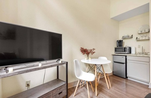 Kansas City Apartamento | The Paris Suite*Westport District