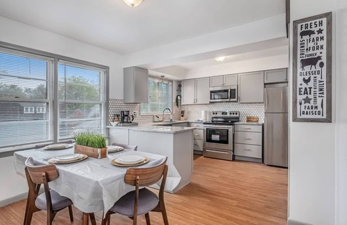 Jefferson Chalmers Apartamento | The Park and River Chalet is home to 2 newly updated well-appointed suites