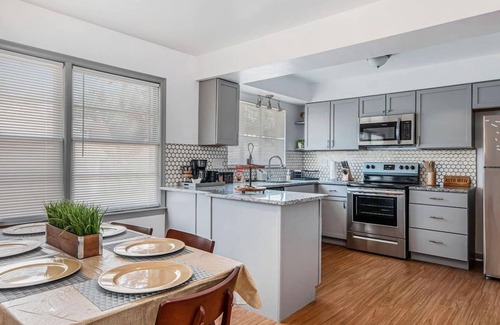 Jefferson Chalmers Apartamento | The Park and River Chalet is home to 2 newly updated well-appointed suites