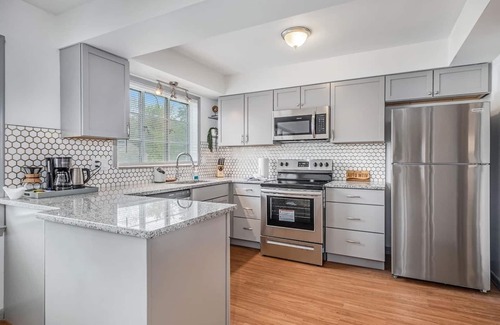 Jefferson Chalmers Apartamento | The Park and River Chalet is home to 2 newly updated well-appointed suites