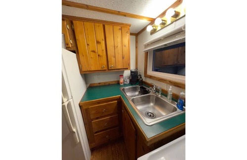 Ansted Cabina | The Peaceful Pine Cabin