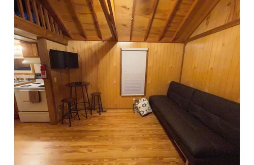 Ansted Cabina | The Peaceful Pine Cabin