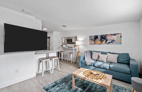 Plant City Casa | Kick back and relax in this calm, stylish space