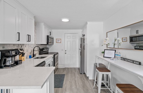 Plant City Casa | Kick back and relax in this calm, stylish space