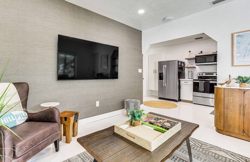 Lake Ridge Casa | 'The Peacock Bungalow' Near Fort Lauderdale Beach!